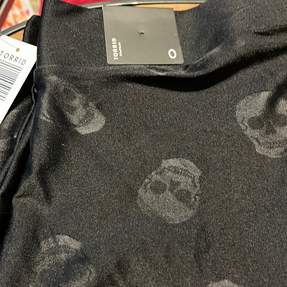 NWT Torrid Embossed Black Short. aliens. Size 0/L 12
